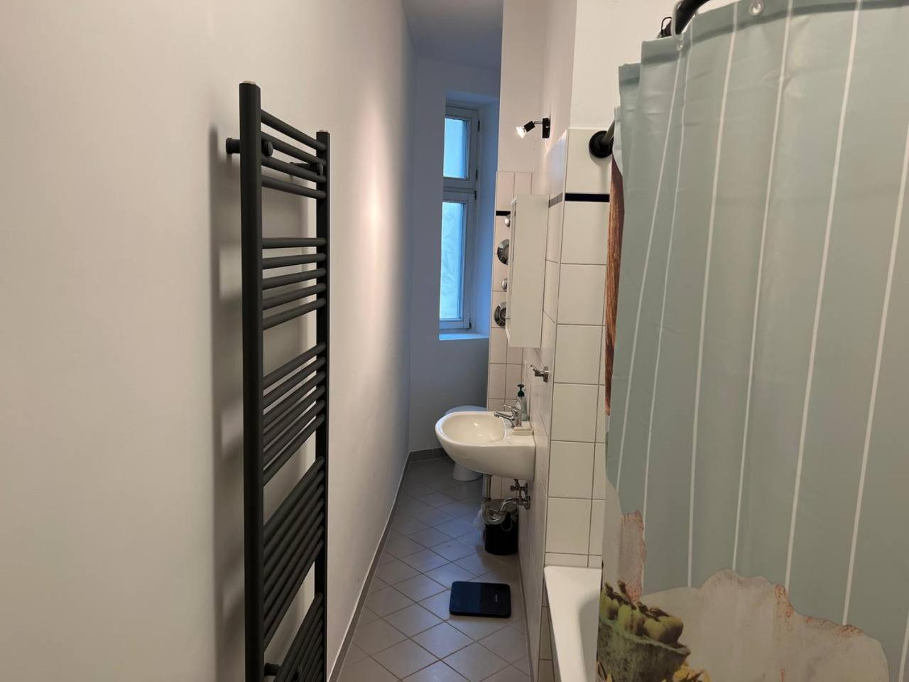 Stylish 2-Room Apartment With Balcony Next To East Side Gallery Berlino Esterno foto