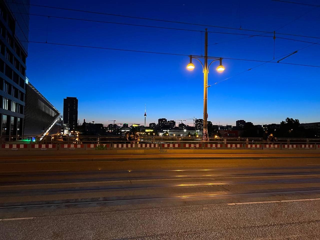 Stylish 2-Room Apartment With Balcony Next To East Side Gallery Berlino Esterno foto